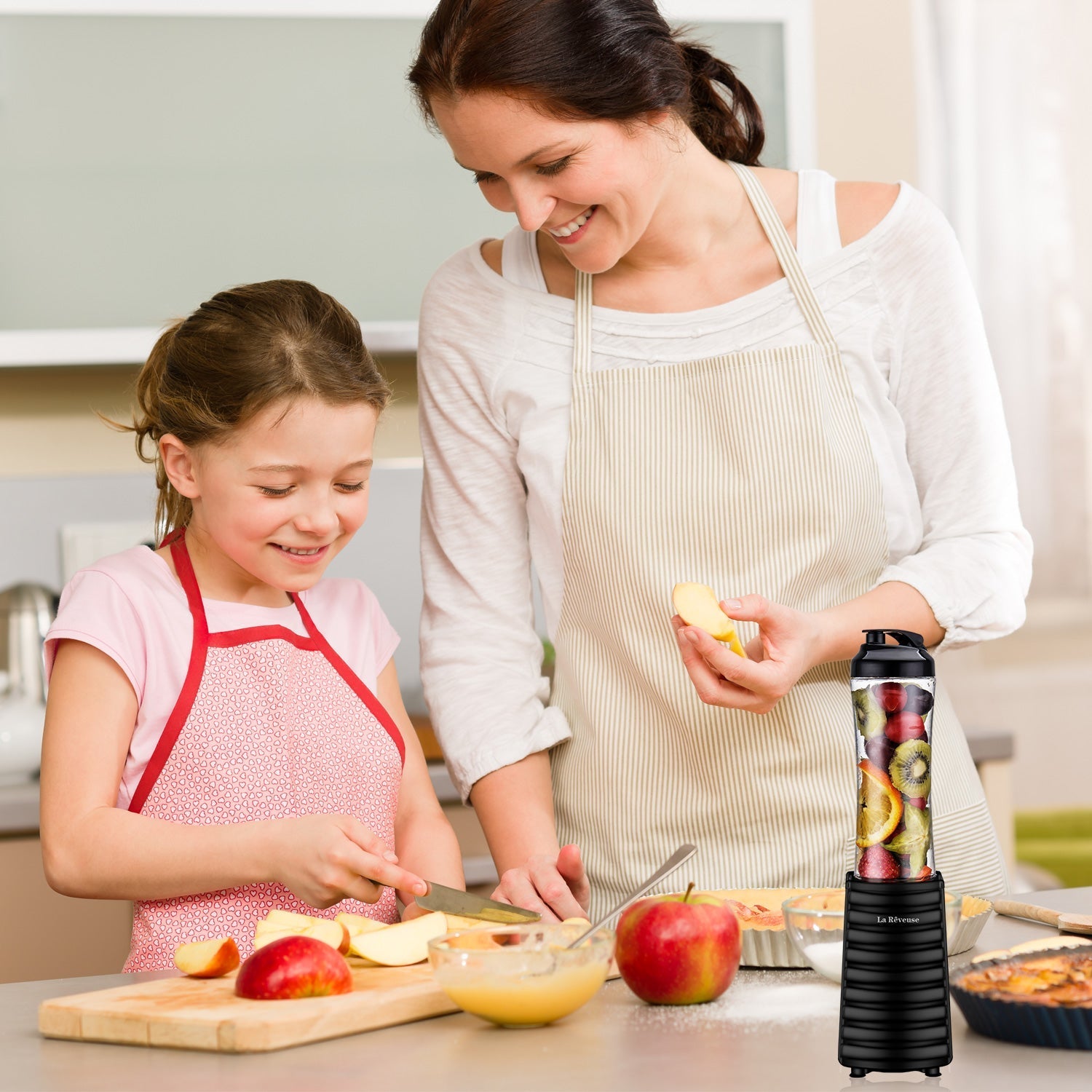 La Reveuse Smoothies Blender 300 Watt with 18 oz BPA Free Portable Travel Sports Bottle - Black 1801B